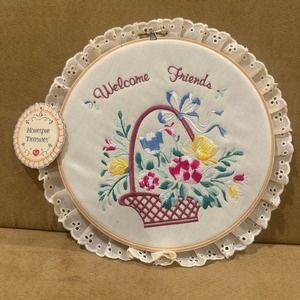 Vintage Welcome Friends Russ Embroidery Hoop Homespun Treasures Style 7432